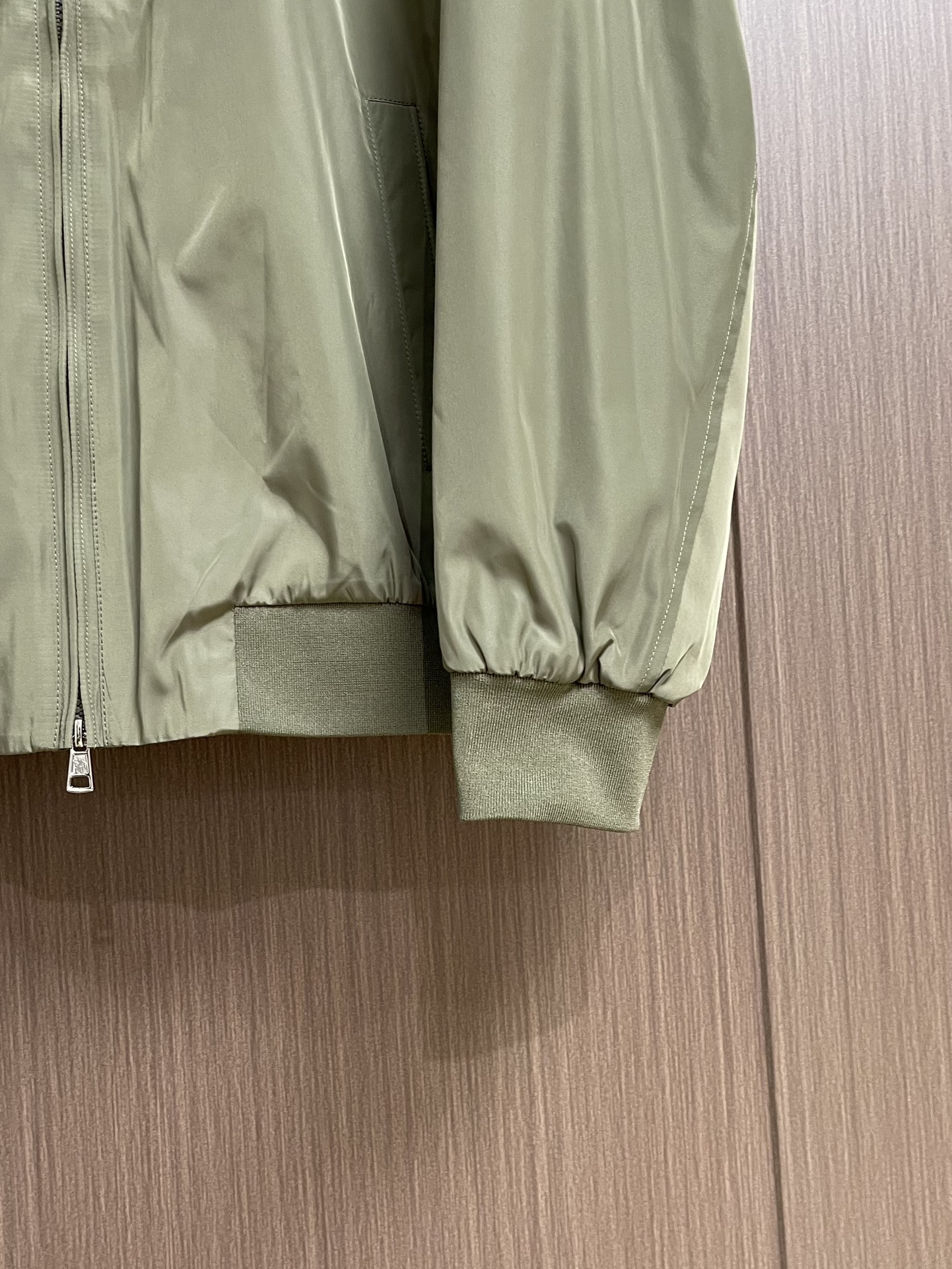MONCLER 2025FW秋冬新款夹克外套 这款简约的运动风，特供的超薄聚酯纤维纤维面料，质感独特 手