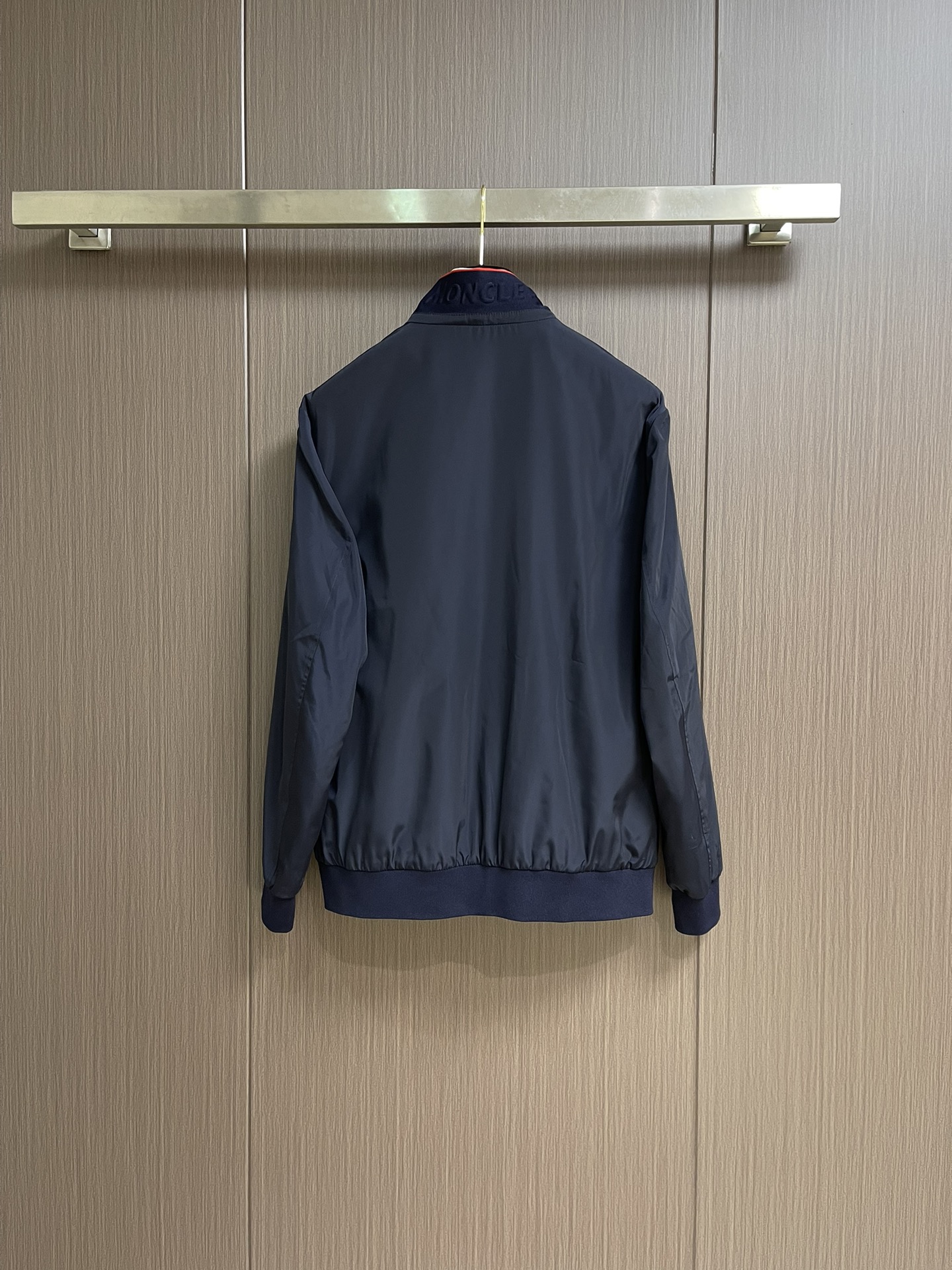 MONCLER 2025FW秋冬新款夹克外套 这款简约的运动风，特供的超薄聚酯纤维纤维面料，质感独特 手