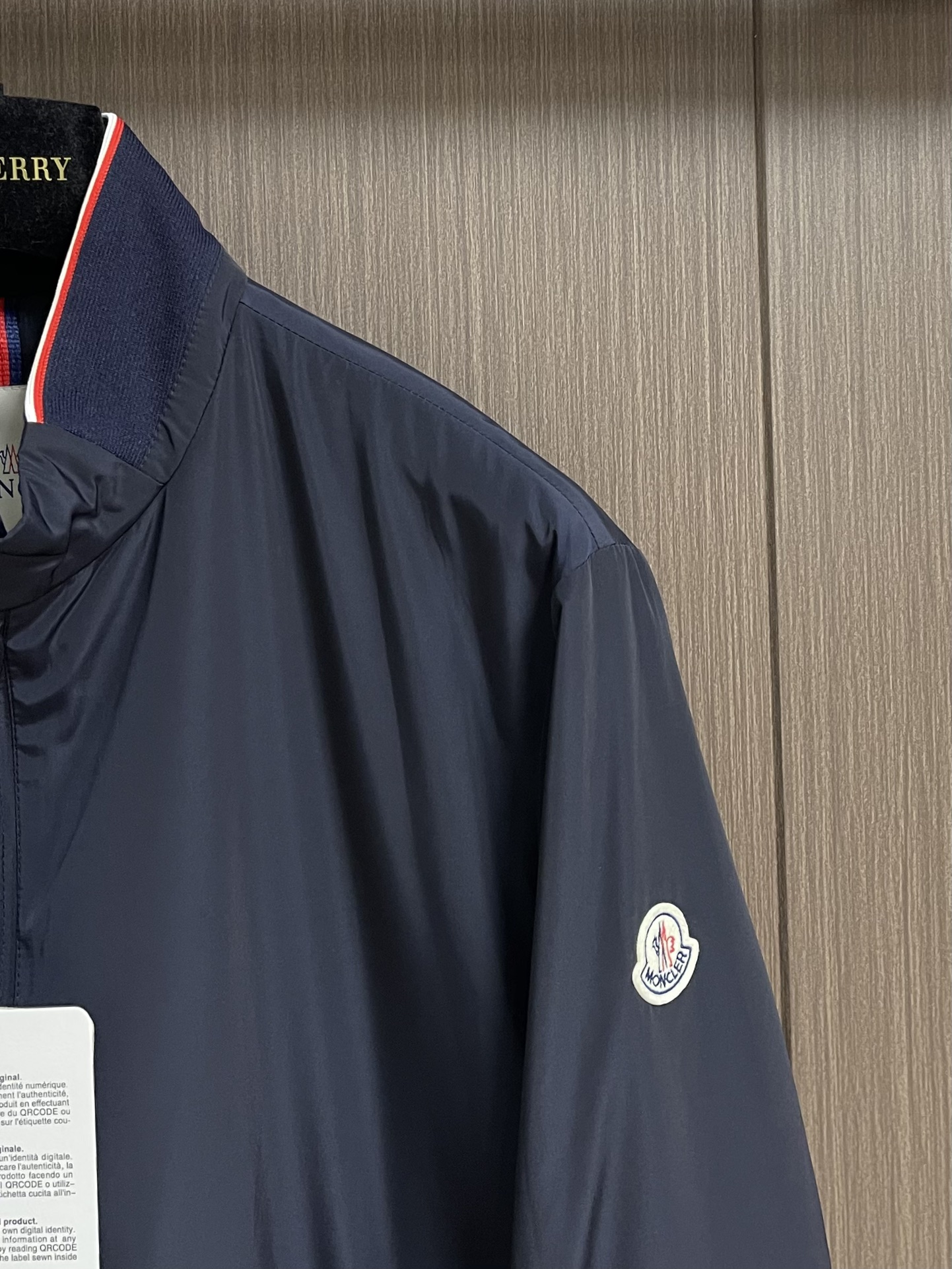 MONCLER 2025FW秋冬新款夹克外套 这款简约的运动风，特供的超薄聚酯纤维纤维面料，质感独特 手