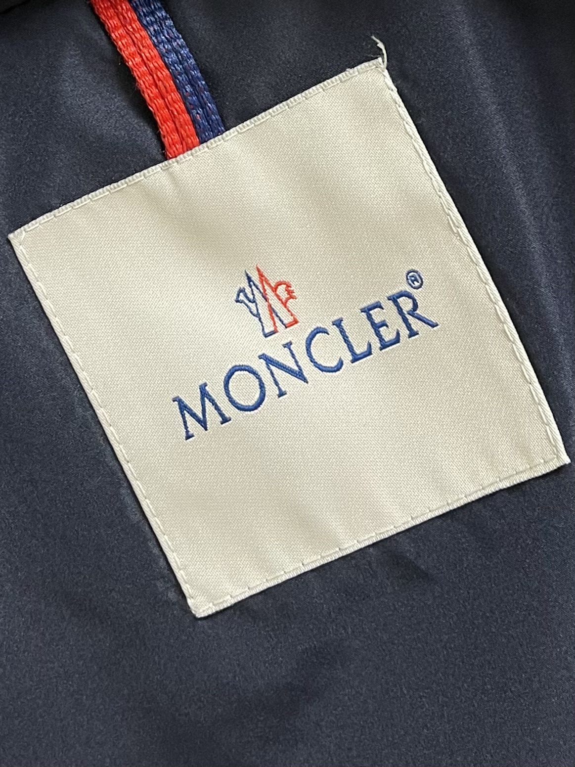 MONCLER 2025FW秋冬新款夹克外套 这款简约的运动风，特供的超薄聚酯纤维纤维面料，质感独特 手