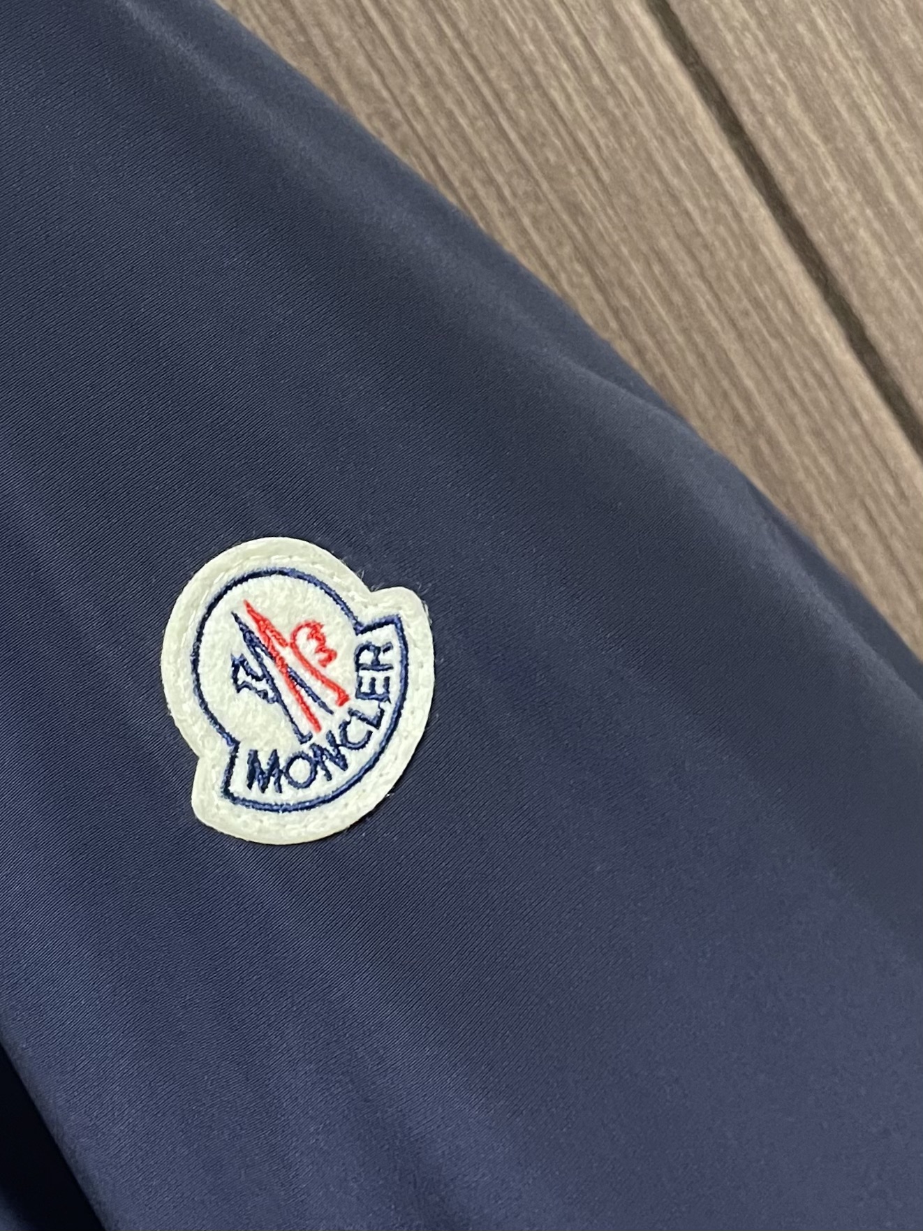 MONCLER 2025FW秋冬新款夹克外套 这款简约的运动风，特供的超薄聚酯纤维纤维面料，质感独特 手