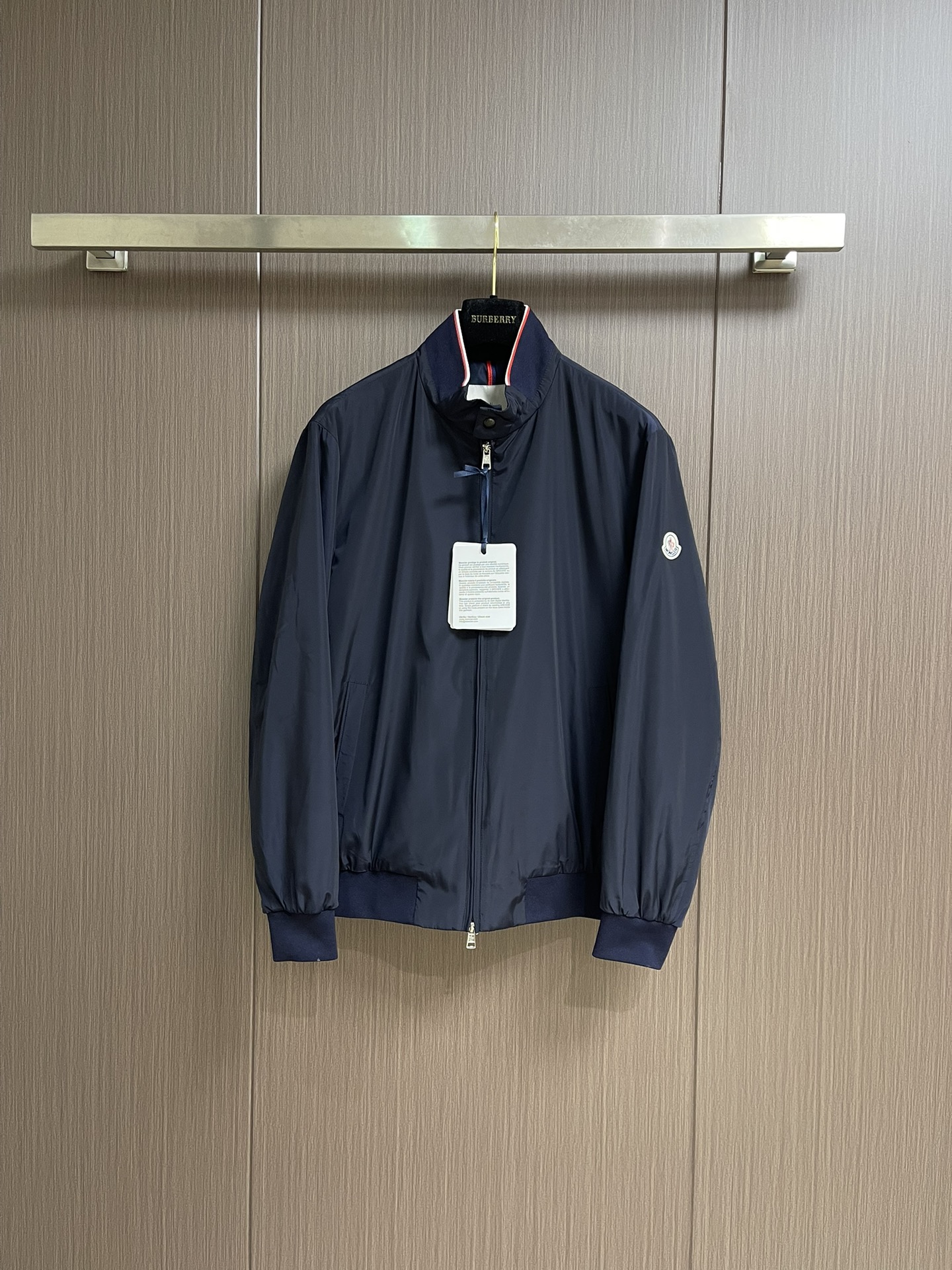 MONCLER 2025FW秋冬新款夹克外套 这款简约的运动风，特供的超薄聚酯纤维纤维面料，质感独特 手
