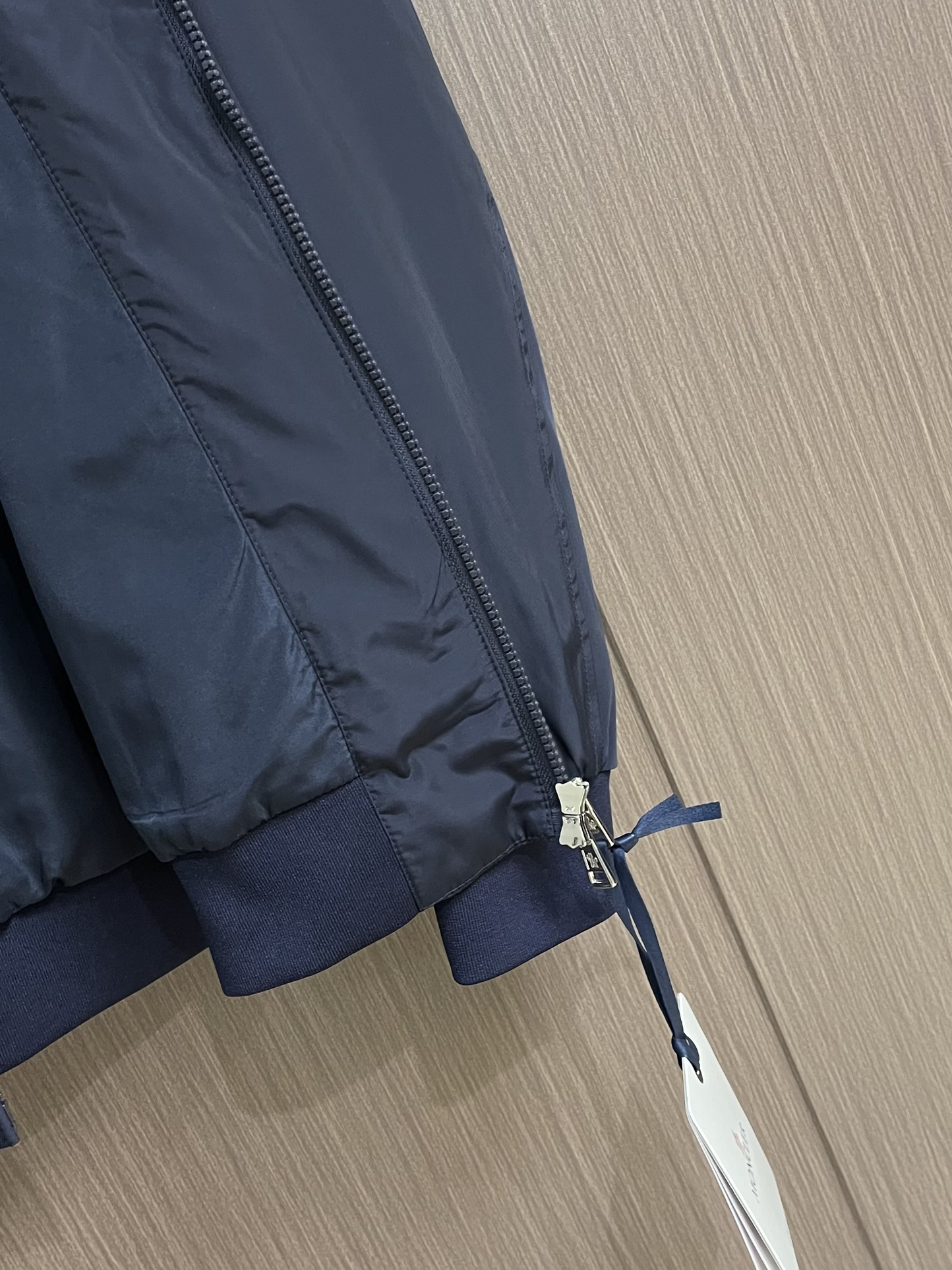 MONCLER 2025FW秋冬新款夹克外套 这款简约的运动风，特供的超薄聚酯纤维纤维面料，质感独特 手