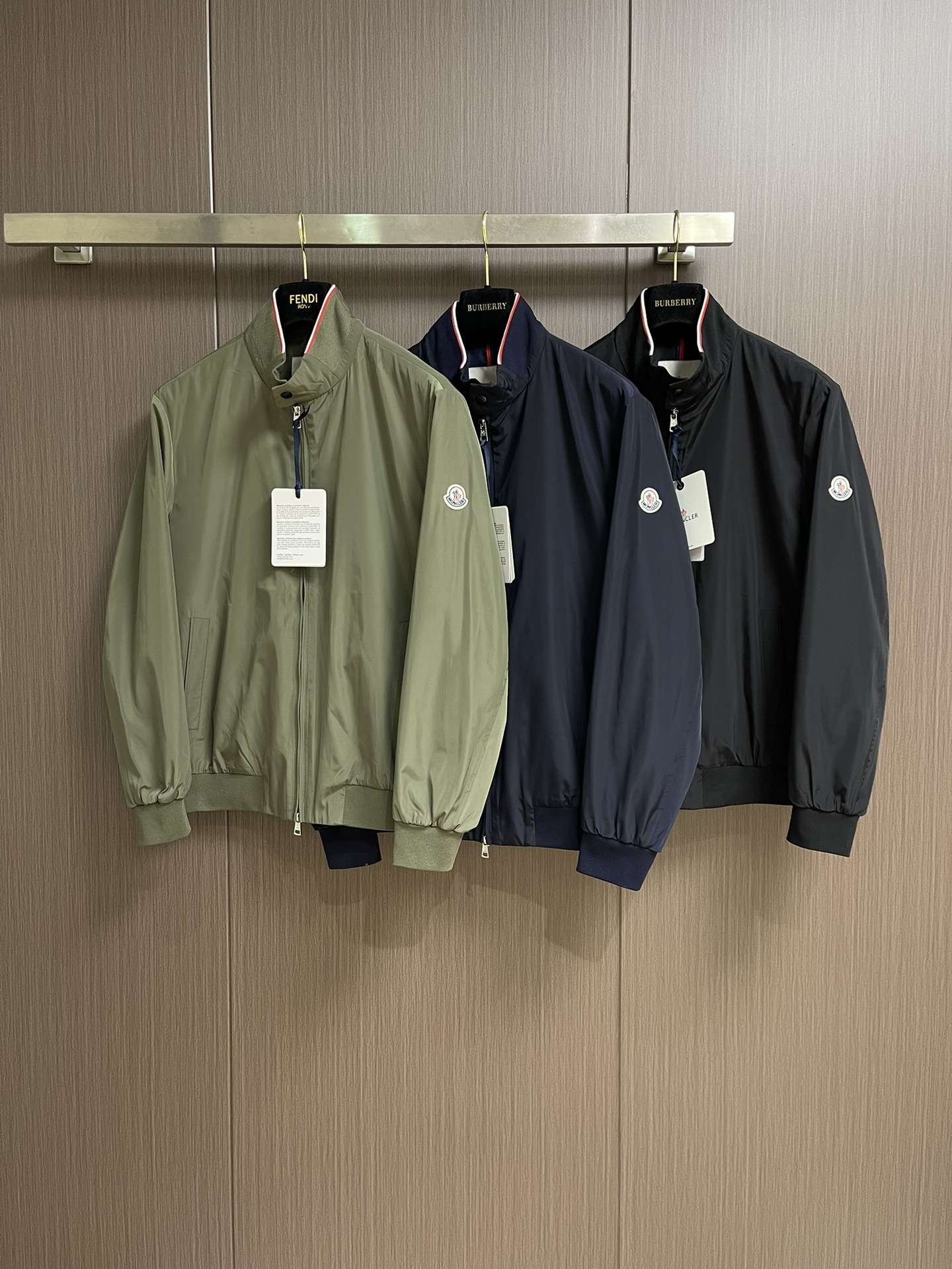 MONCLER 2025FW秋冬新款夹克外套 这款简约的运动风，特供的超薄聚酯纤维纤维面料，质感独特 手