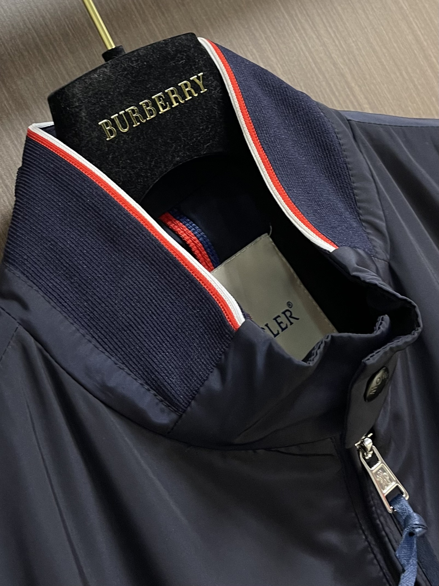 MONCLER 2025FW秋冬新款夹克外套 这款简约的运动风，特供的超薄聚酯纤维纤维面料，质感独特 手