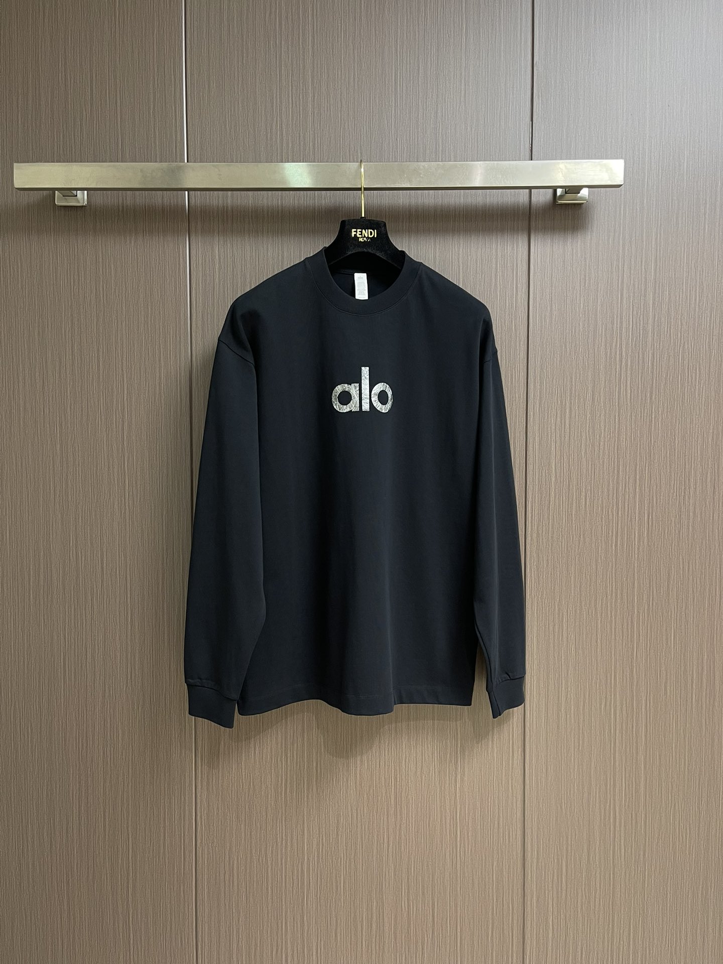 Alo 简约经典大字母logo印花情侣圆领长袖T恤，原版定制240g纯棉双纱面料，面料缩水控制在2％出口