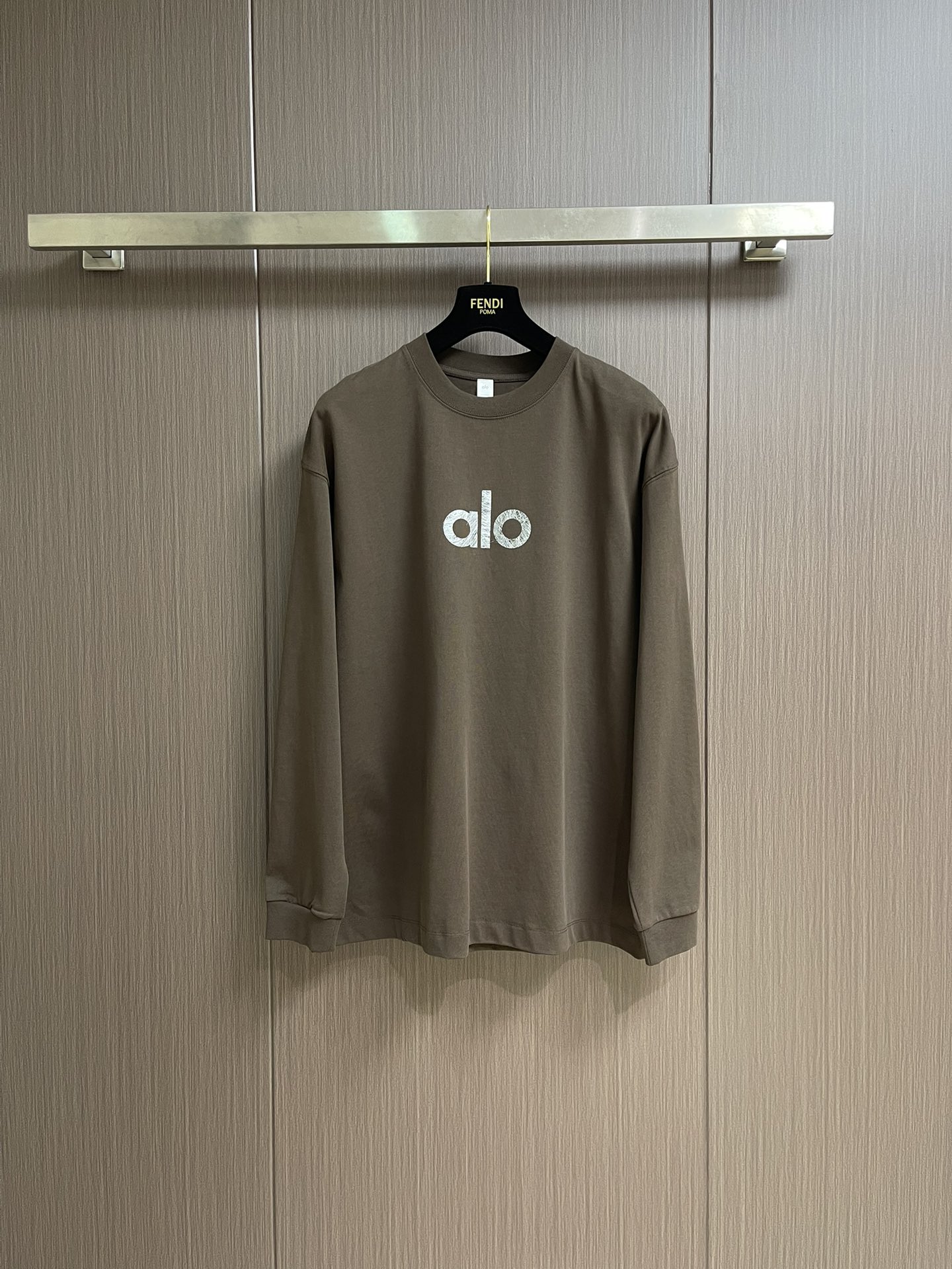 Alo 简约经典大字母logo印花情侣圆领长袖T恤，原版定制240g纯棉双纱面料，面料缩水控制在2％出口