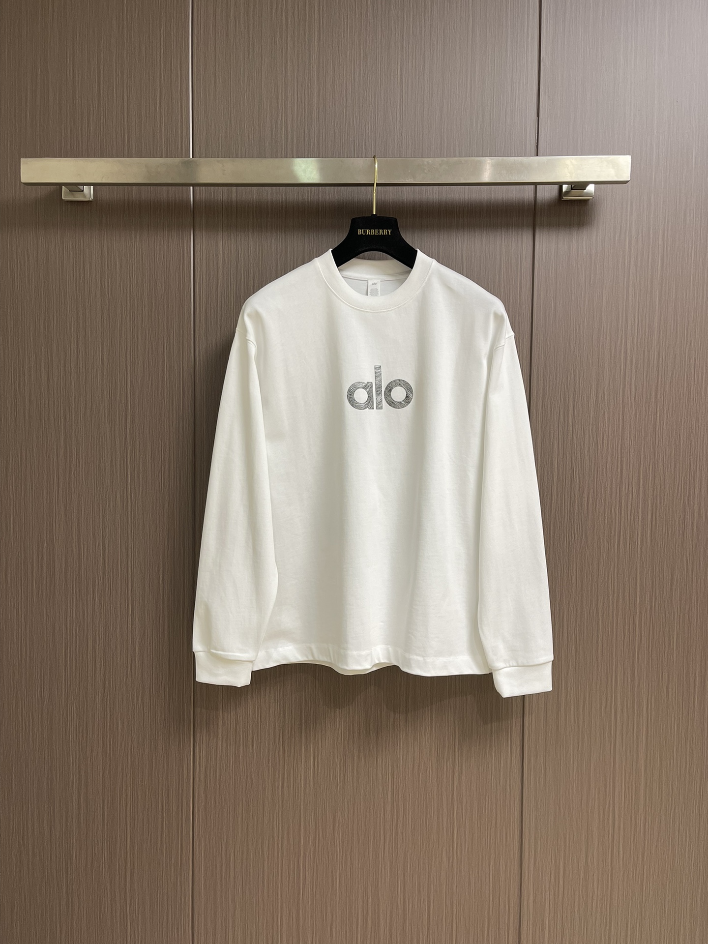 Alo 简约经典大字母logo印花情侣圆领长袖T恤，原版定制240g纯棉双纱面料，面料缩水控制在2％出口