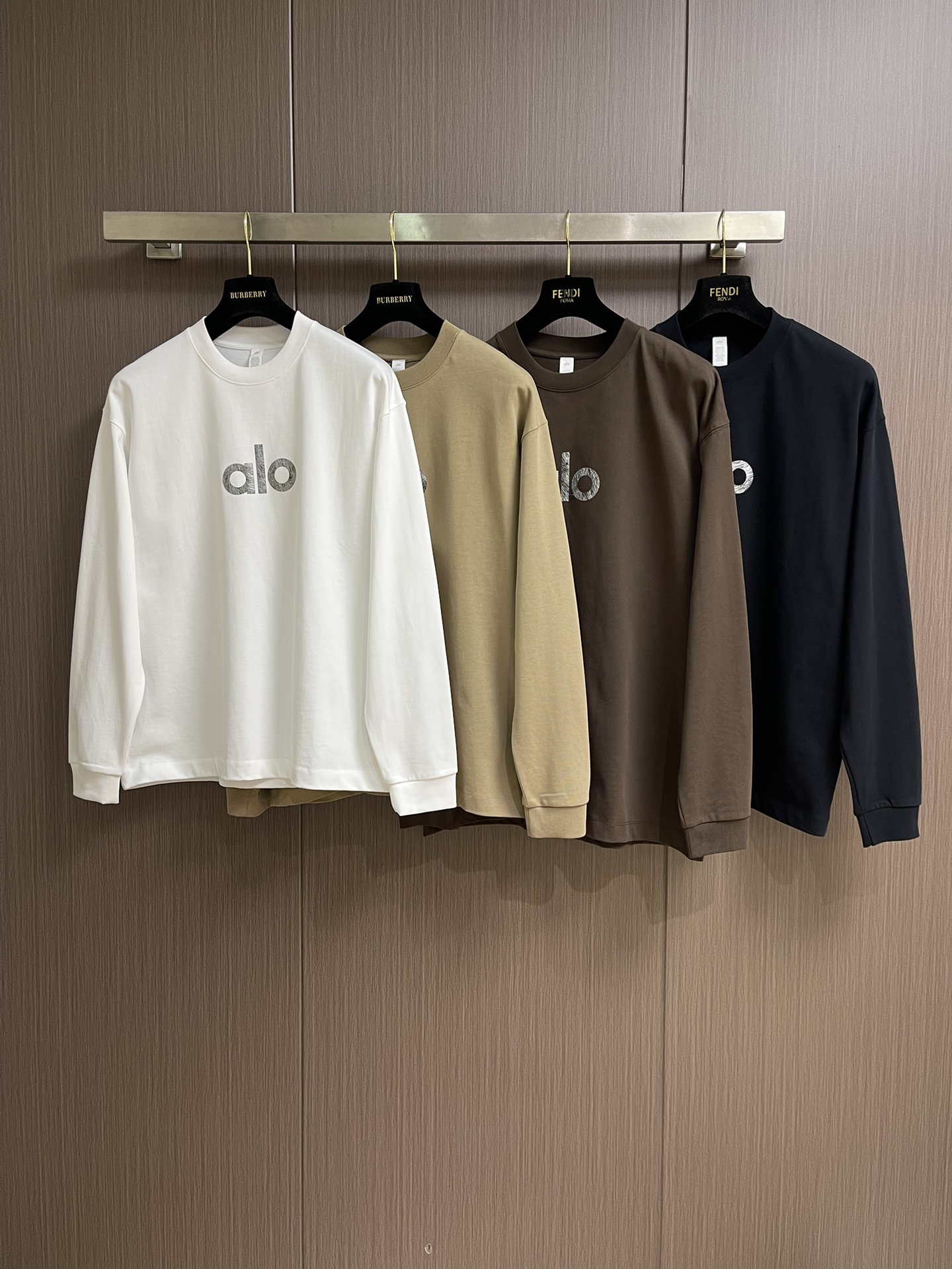 Alo 简约经典大字母logo印花情侣圆领长袖T恤，原版定制240g纯棉双纱面料，面料缩水控制在2％出口