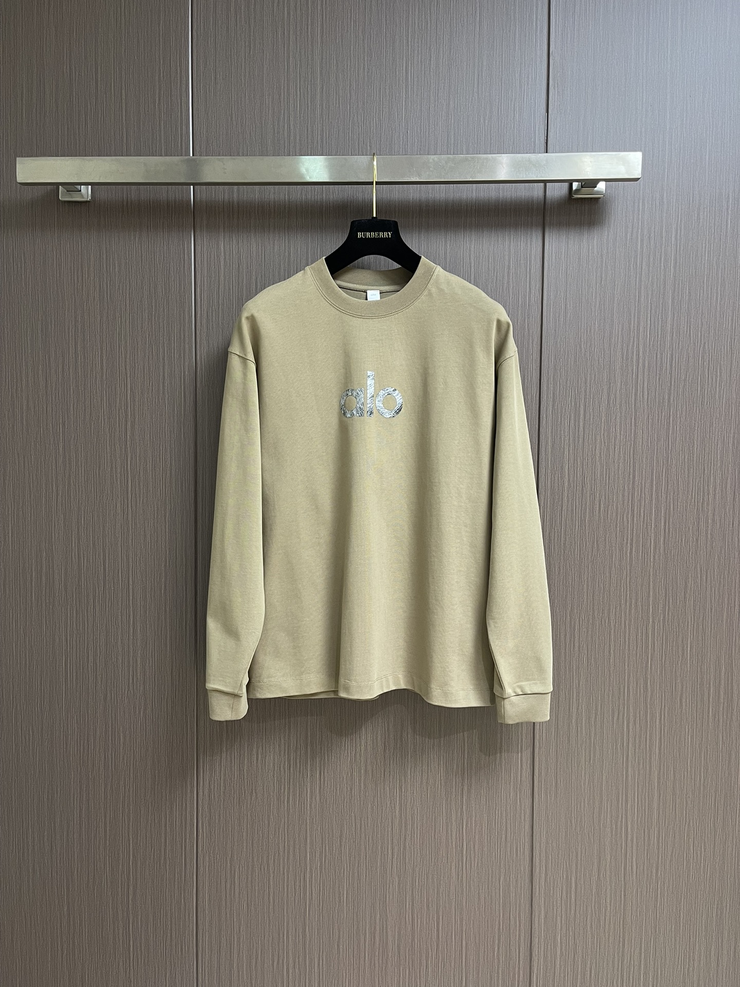 NO:523701,Alo simple classic large letter logo printed couple round neck long sleeve T-shirt, original custom 240g pure cotton double yarn fabric, the fabric shrinks at 2% export-grade color fixing quality, truly not easy to deform, shrinks and does not fade, Rona high-density threaded neckline is not easy to deform, loose and comfortable, the same style of men and women can be matched with couples. Size M-XXL, tees, t-shirt, alexander wang19860909Alo 简约经典大字母logo印花情侣圆领长袖T恤,原版定制240g纯棉双纱面料,面料缩水控制在2％出口级固色品质,真正做到不易变形 缩水不掉色,罗那高密度螺纹领口不易变形,版型宽松挺阔舒适 男女同款可搭配情侣款.尺码M-XXL,,tees，t-shirt,alexander wang,Men's clothing