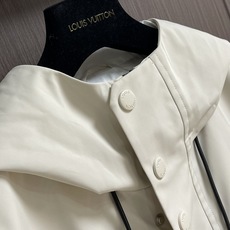 LV 2025FW男士科技面料压花Monogram连帽外套。这款外套采用科技面料制成,具有柔软的天鹅绒质 LV 2025FW男士科技面料压花Monogram连帽外套。这款外套采用科技面料制成,具有柔软的天鹅绒质
