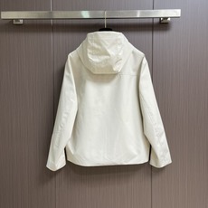 LV 2025FW男士科技面料压花Monogram连帽外套。这款外套采用科技面料制成,具有柔软的天鹅绒质 LV 2025FW男士科技面料压花Monogram连帽外套。这款外套采用科技面料制成,具有柔软的天鹅绒质