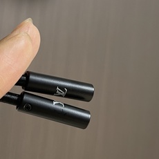 LV 2025FW男士科技面料压花Monogram连帽外套。这款外套采用科技面料制成,具有柔软的天鹅绒质 LV 2025FW男士科技面料压花Monogram连帽外套。这款外套采用科技面料制成,具有柔软的天鹅绒质