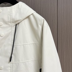 LV 2025FW男士科技面料压花Monogram连帽外套。这款外套采用科技面料制成,具有柔软的天鹅绒质 LV 2025FW男士科技面料压花Monogram连帽外套。这款外套采用科技面料制成,具有柔软的天鹅绒质