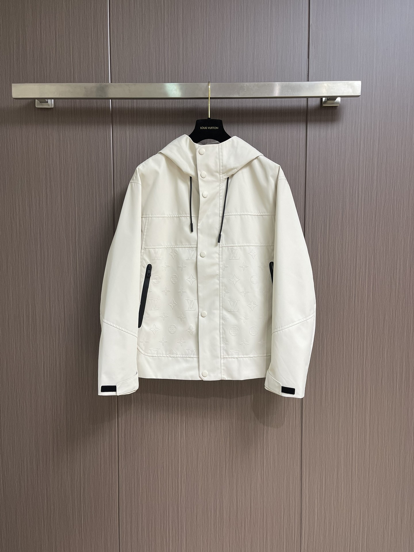 LV 2025FW男士科技面料压花Monogram连帽外套。这款外套采用科技面料制成，具有柔软的天鹅绒质