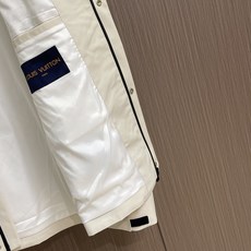 LV 2025FW男士科技面料压花Monogram连帽外套。这款外套采用科技面料制成,具有柔软的天鹅绒质 LV 2025FW男士科技面料压花Monogram连帽外套。这款外套采用科技面料制成,具有柔软的天鹅绒质