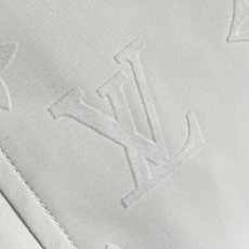 LV 2025FW男士科技面料压花Monogram连帽外套。这款外套采用科技面料制成,具有柔软的天鹅绒质 LV 2025FW男士科技面料压花Monogram连帽外套。这款外套采用科技面料制成,具有柔软的天鹅绒质