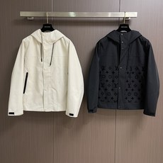 LV 2025FW男士科技面料压花Monogram连帽外套。这款外套采用科技面料制成,具有柔软的天鹅绒质 LV 2025FW男士科技面料压花Monogram连帽外套。这款外套采用科技面料制成,具有柔软的天鹅绒质