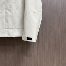 LV 2025FW男士科技面料压花Monogram连帽外套。这款外套采用科技面料制成,具有柔软的天鹅绒质 LV 2025FW男士科技面料压花Monogram连帽外套。这款外套采用科技面料制成,具有柔软的天鹅绒质