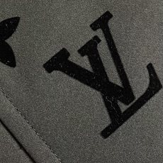 LV 2025FW男士科技面料压花Monogram连帽外套。这款外套采用科技面料制成,具有柔软的天鹅绒质 LV 2025FW男士科技面料压花Monogram连帽外套。这款外套采用科技面料制成,具有柔软的天鹅绒质
