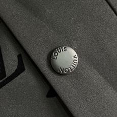 LV 2025FW男士科技面料压花Monogram连帽外套。这款外套采用科技面料制成,具有柔软的天鹅绒质 LV 2025FW男士科技面料压花Monogram连帽外套。这款外套采用科技面料制成,具有柔软的天鹅绒质