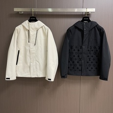 LV 2025FW男士科技面料压花Monogram连帽外套。这款外套采用科技面料制成,具有柔软的天鹅绒质 LV 2025FW男士科技面料压花Monogram连帽外套。这款外套采用科技面料制成,具有柔软的天鹅绒质