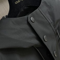 LV 2025FW男士科技面料压花Monogram连帽外套。这款外套采用科技面料制成,具有柔软的天鹅绒质 LV 2025FW男士科技面料压花Monogram连帽外套。这款外套采用科技面料制成,具有柔软的天鹅绒质