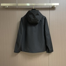 LV 2025FW男士科技面料压花Monogram连帽外套。这款外套采用科技面料制成,具有柔软的天鹅绒质 LV 2025FW男士科技面料压花Monogram连帽外套。这款外套采用科技面料制成,具有柔软的天鹅绒质