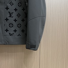 LV 2025FW男士科技面料压花Monogram连帽外套。这款外套采用科技面料制成,具有柔软的天鹅绒质 LV 2025FW男士科技面料压花Monogram连帽外套。这款外套采用科技面料制成,具有柔软的天鹅绒质