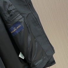 LV 2025FW男士科技面料压花Monogram连帽外套。这款外套采用科技面料制成,具有柔软的天鹅绒质 LV 2025FW男士科技面料压花Monogram连帽外套。这款外套采用科技面料制成,具有柔软的天鹅绒质