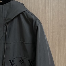 LV 2025FW男士科技面料压花Monogram连帽外套。这款外套采用科技面料制成,具有柔软的天鹅绒质 LV 2025FW男士科技面料压花Monogram连帽外套。这款外套采用科技面料制成,具有柔软的天鹅绒质
