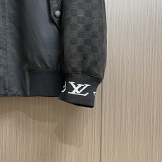 LV 2025ss秋季新款夹克外套,今年的新品帅酷爆款外套。聚酯纤维纤维面料,淡淡光泽,质感独特,手感柔 LV 2025ss秋季新款夹克外套,今年的新品帅酷爆款外套。聚酯纤维纤维面料,淡淡光泽,质感独特,手感柔