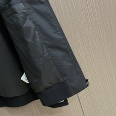 LV 2025ss秋季新款夹克外套,今年的新品帅酷爆款外套。聚酯纤维纤维面料,淡淡光泽,质感独特,手感柔 LV 2025ss秋季新款夹克外套,今年的新品帅酷爆款外套。聚酯纤维纤维面料,淡淡光泽,质感独特,手感柔