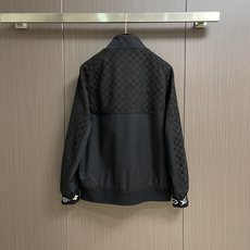 LV 2025ss秋季新款夹克外套,今年的新品帅酷爆款外套。聚酯纤维纤维面料,淡淡光泽,质感独特,手感柔 LV 2025ss秋季新款夹克外套,今年的新品帅酷爆款外套。聚酯纤维纤维面料,淡淡光泽,质感独特,手感柔