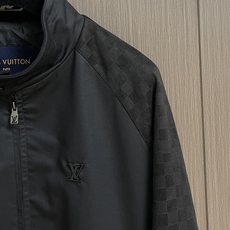 LV 2025ss秋季新款夹克外套,今年的新品帅酷爆款外套。聚酯纤维纤维面料,淡淡光泽,质感独特,手感柔 LV 2025ss秋季新款夹克外套,今年的新品帅酷爆款外套。聚酯纤维纤维面料,淡淡光泽,质感独特,手感柔