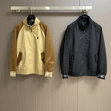 LV 2025ss秋季新款夹克外套,今年的新品帅酷爆款外套。聚酯纤维纤维面料,淡淡光泽,质感独特,手感柔 LV 2025ss秋季新款夹克外套,今年的新品帅酷爆款外套。聚酯纤维纤维面料,淡淡光泽,质感独特,手感柔