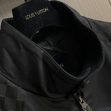 LV 2025ss秋季新款夹克外套,今年的新品帅酷爆款外套。聚酯纤维纤维面料,淡淡光泽,质感独特,手感柔 LV 2025ss秋季新款夹克外套,今年的新品帅酷爆款外套。聚酯纤维纤维面料,淡淡光泽,质感独特,手感柔