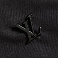 LV 2025ss秋季新款夹克外套,今年的新品帅酷爆款外套。聚酯纤维纤维面料,淡淡光泽,质感独特,手感柔 LV 2025ss秋季新款夹克外套,今年的新品帅酷爆款外套。聚酯纤维纤维面料,淡淡光泽,质感独特,手感柔