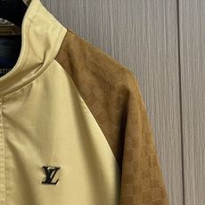 LV 2025ss秋季新款夹克外套,今年的新品帅酷爆款外套。聚酯纤维纤维面料,淡淡光泽,质感独特,手感柔 LV 2025ss秋季新款夹克外套,今年的新品帅酷爆款外套。聚酯纤维纤维面料,淡淡光泽,质感独特,手感柔