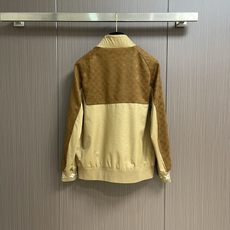 LV 2025ss秋季新款夹克外套,今年的新品帅酷爆款外套。聚酯纤维纤维面料,淡淡光泽,质感独特,手感柔 LV 2025ss秋季新款夹克外套,今年的新品帅酷爆款外套。聚酯纤维纤维面料,淡淡光泽,质感独特,手感柔