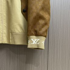 LV 2025ss秋季新款夹克外套,今年的新品帅酷爆款外套。聚酯纤维纤维面料,淡淡光泽,质感独特,手感柔 LV 2025ss秋季新款夹克外套,今年的新品帅酷爆款外套。聚酯纤维纤维面料,淡淡光泽,质感独特,手感柔
