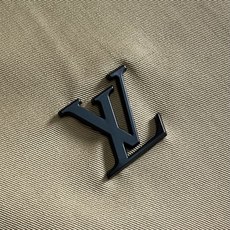 LV 2025ss秋季新款夹克外套,今年的新品帅酷爆款外套。聚酯纤维纤维面料,淡淡光泽,质感独特,手感柔 LV 2025ss秋季新款夹克外套,今年的新品帅酷爆款外套。聚酯纤维纤维面料,淡淡光泽,质感独特,手感柔