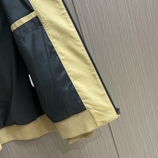 LV 2025ss秋季新款夹克外套,今年的新品帅酷爆款外套。聚酯纤维纤维面料,淡淡光泽,质感独特,手感柔 LV 2025ss秋季新款夹克外套,今年的新品帅酷爆款外套。聚酯纤维纤维面料,淡淡光泽,质感独特,手感柔