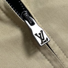 LV 2025ss秋季新款夹克外套,今年的新品帅酷爆款外套。聚酯纤维纤维面料,淡淡光泽,质感独特,手感柔 LV 2025ss秋季新款夹克外套,今年的新品帅酷爆款外套。聚酯纤维纤维面料,淡淡光泽,质感独特,手感柔