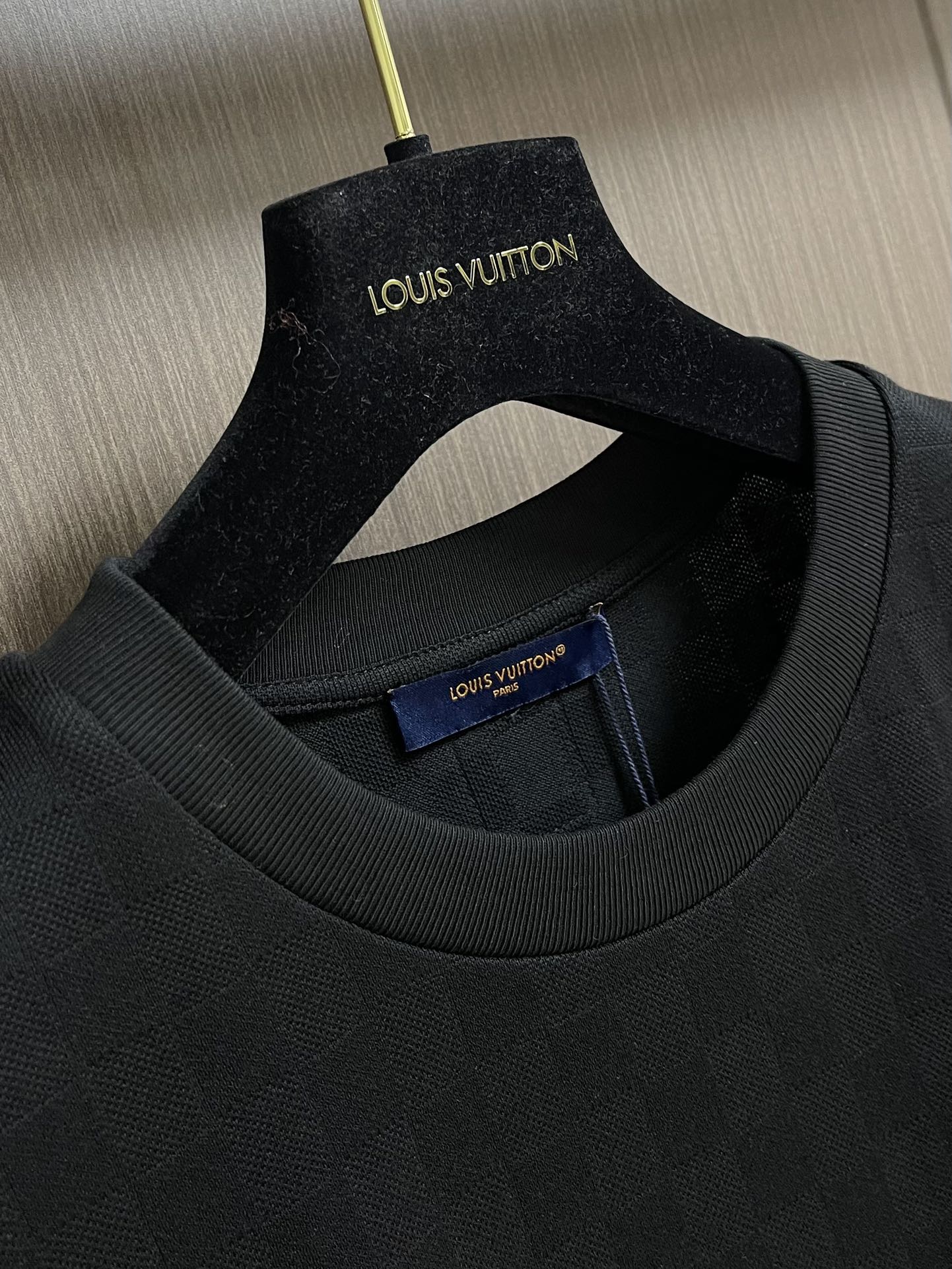 LV 棋盘格提花手写签名串珠柳丁短袖T恤，本款珠地棉以Der提花呈现细腻肌理，再以莹亮串珠于胸前勾勒手写