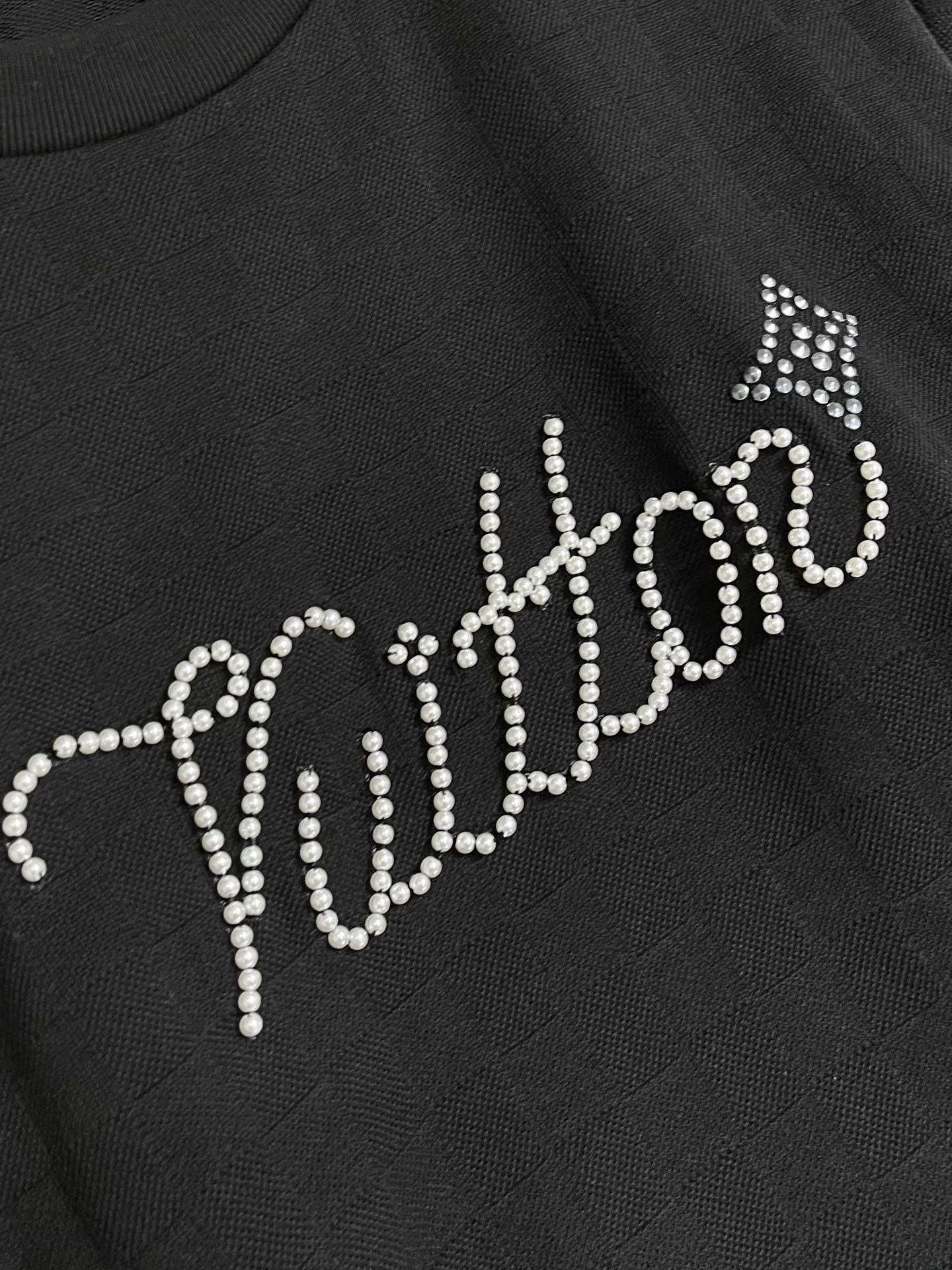 LV 棋盘格提花手写签名串珠柳丁短袖T恤，本款珠地棉以Der提花呈现细腻肌理，再以莹亮串珠于胸前勾勒手写