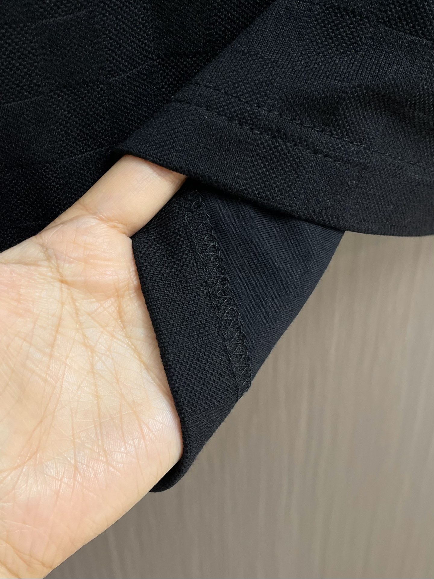 LV 棋盘格提花手写签名串珠柳丁短袖T恤，本款珠地棉以Der提花呈现细腻肌理，再以莹亮串珠于胸前勾勒手写