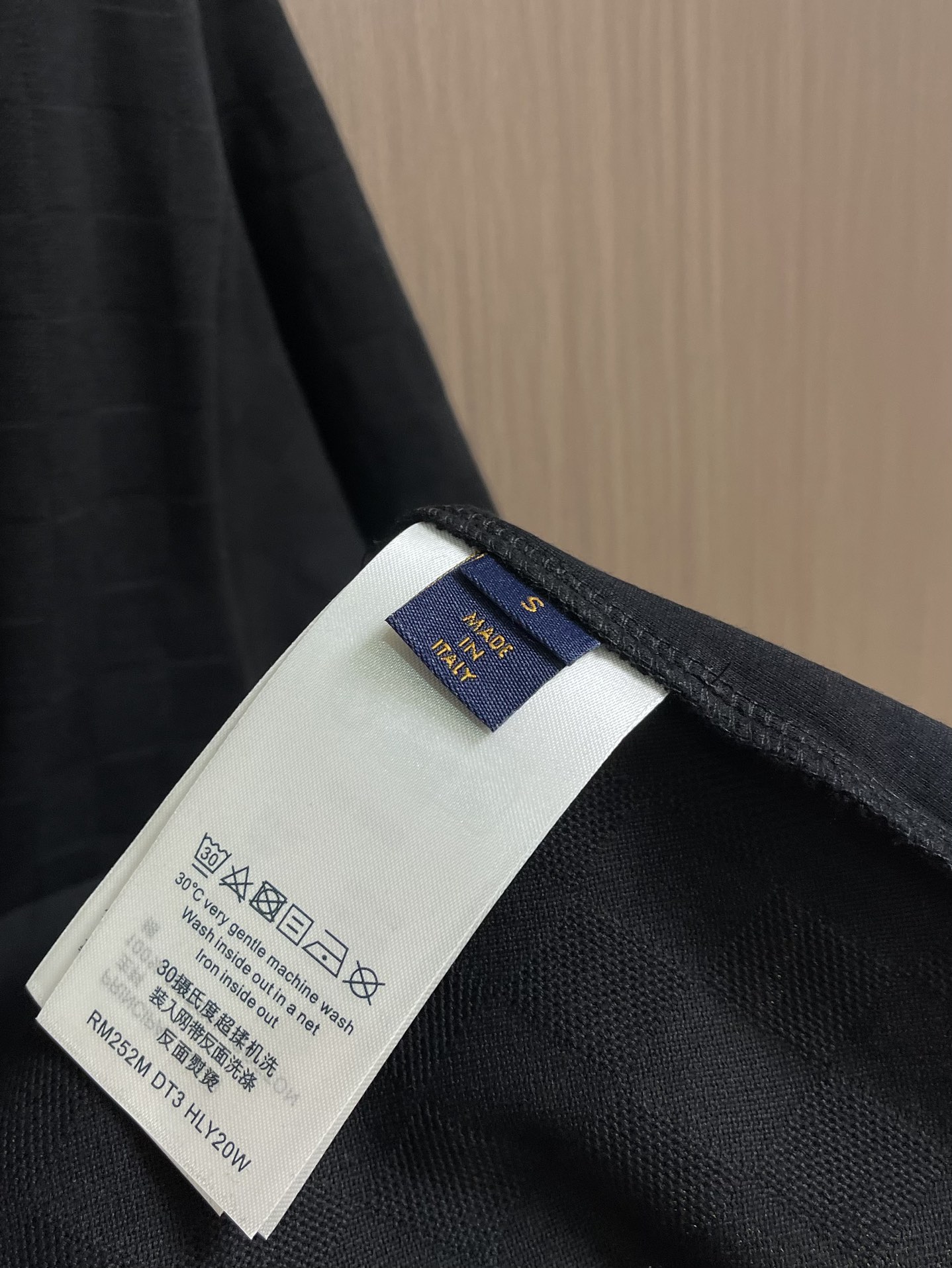 LV 棋盘格提花手写签名串珠柳丁短袖T恤，本款珠地棉以Der提花呈现细腻肌理，再以莹亮串珠于胸前勾勒手写