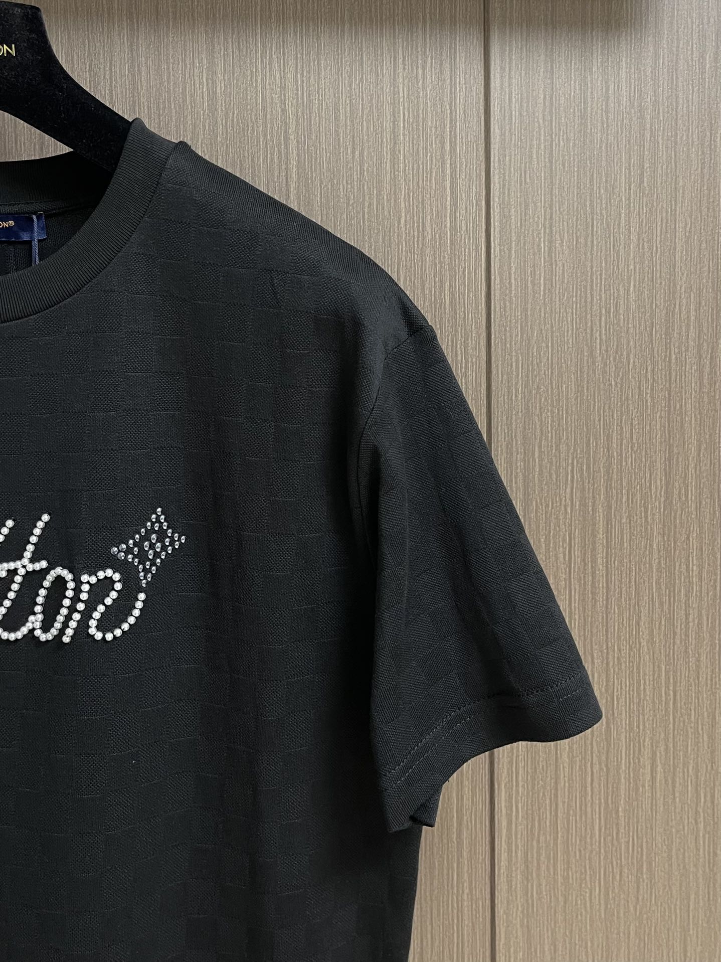 LV 棋盘格提花手写签名串珠柳丁短袖T恤，本款珠地棉以Der提花呈现细腻肌理，再以莹亮串珠于胸前勾勒手写