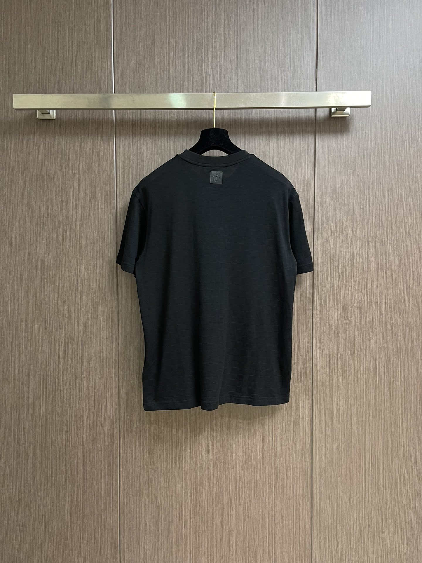 LV 棋盘格提花手写签名串珠柳丁短袖T恤，本款珠地棉以Der提花呈现细腻肌理，再以莹亮串珠于胸前勾勒手写